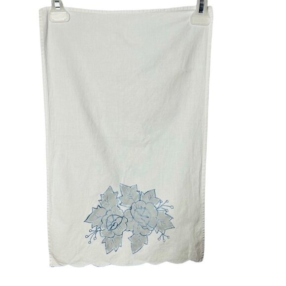 Lot 2 Vintage Linens Embroidered Tea Towels White Floral Design u - Picture 4 of 5